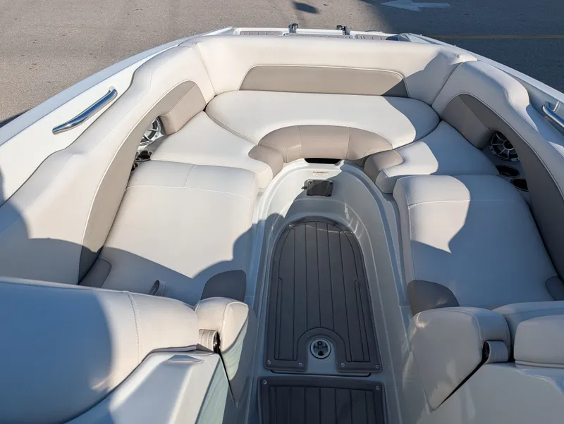 Slide: The Image of Crownline Boats E26 XS 2018 - 7