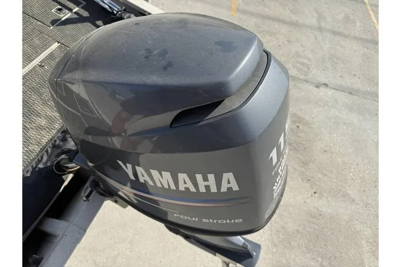 Slide: The Image of Yamaha 115 horsepower four-stroke outboard motor on Express HD20, 2009 model. - 11