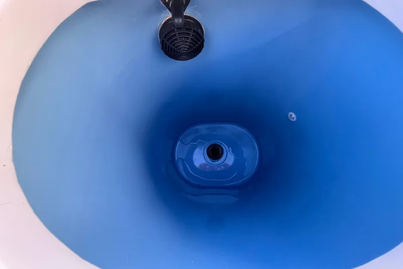 Slide: The Image of Blue water in a boat's livewell, Regal 33 SAV 2019 model. - 62