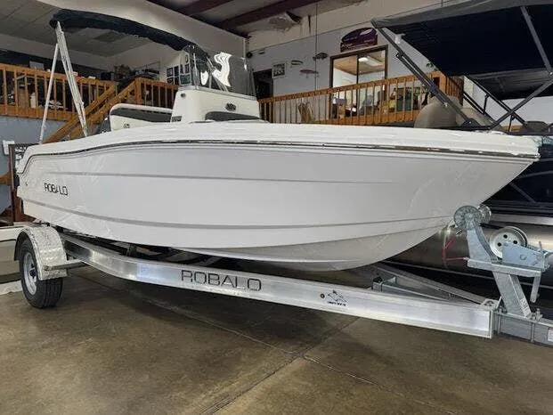 The Image of Robalo R160 Center Console 2025 - 1