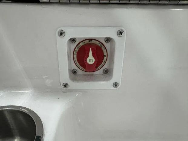 Slide: The Image of Robalo R160 Center Console 2025 - 11