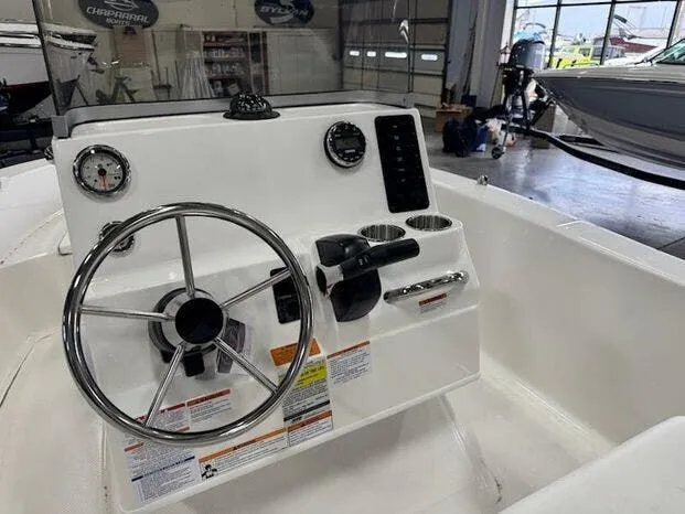 Slide: The Image of Robalo R160 Center Console 2025 - 4
