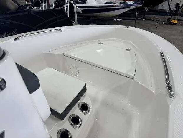 Slide: The Image of Robalo R160 Center Console 2025 - 5