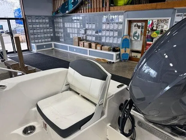 Slide: The Image of Robalo R160 Center Console 2025 - 7