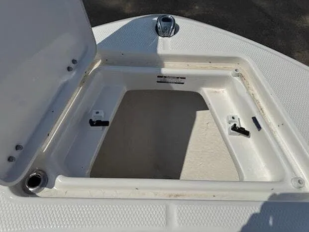 Slide: The Image of Robalo Center Console R180 2025 - 10