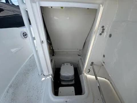 Slide: The Image of Robalo Center Console R180 2025 - 12