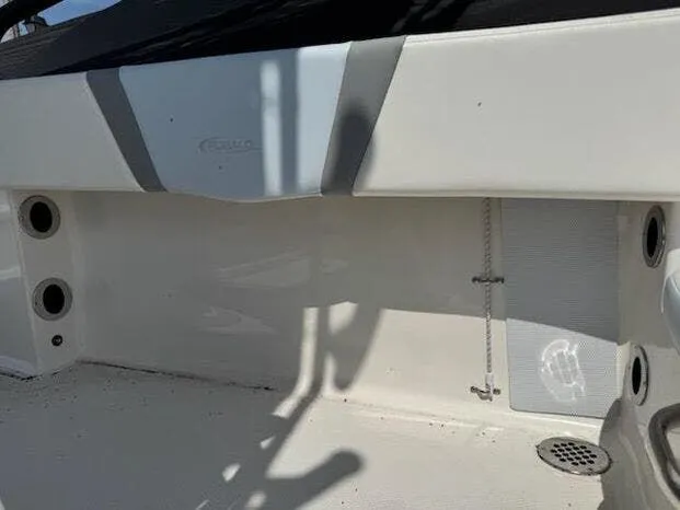 Slide: The Image of Robalo Center Console R180 2025 - 13