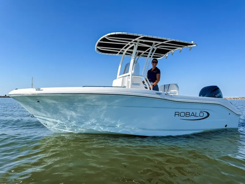 Slide: The Image of Robalo Center Console R180 2025 - 3