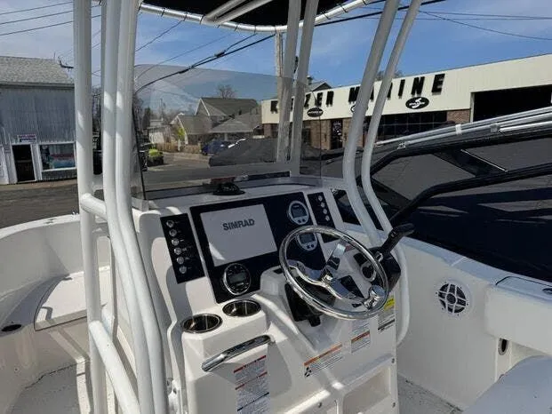 Slide: The Image of Robalo Center Console R180 2025 - 4