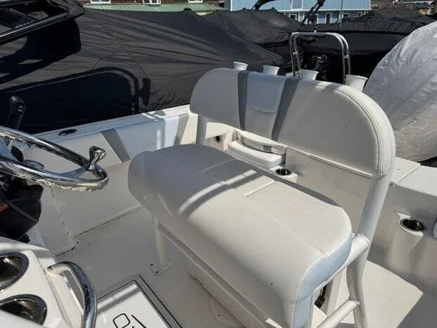Slide: The Image of Robalo Center Console R180 2025 - 5