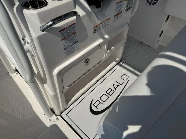 Slide: The Image of Robalo Center Console R180 2025 - 6