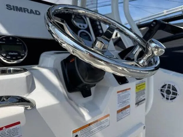 Slide: The Image of Robalo Center Console R180 2025 - 7