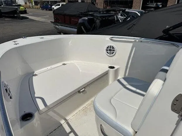 Slide: The Image of Robalo Center Console R180 2025 - 8