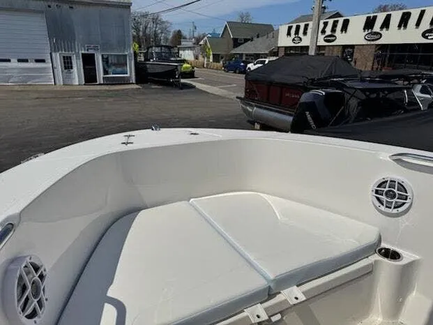 Slide: The Image of Robalo Center Console R180 2025 - 9