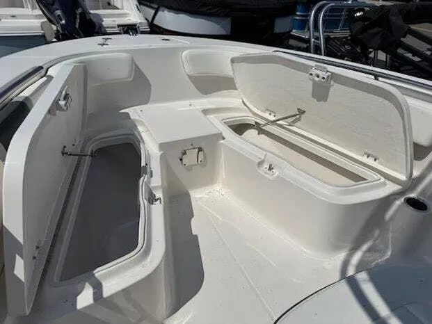 Slide: The Image of Robalo CENTER CONSOLE R200 2025 - 10