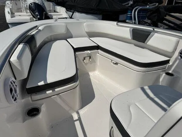 Slide: The Image of Robalo CENTER CONSOLE R200 2025 - 11