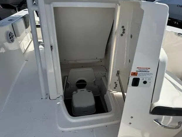 Slide: The Image of Robalo CENTER CONSOLE R200 2025 - 12