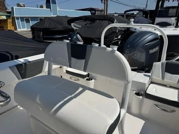 Slide: The Image of Robalo CENTER CONSOLE R200 2025 - 13