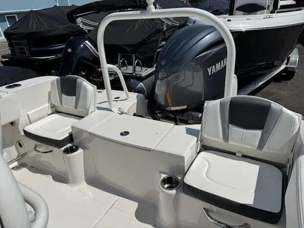 Slide: The Image of Robalo CENTER CONSOLE R200 2025 - 14