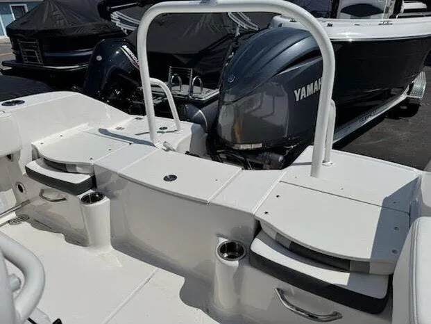 Slide: The Image of Robalo CENTER CONSOLE R200 2025 - 15