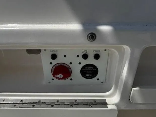 Slide: The Image of Robalo CENTER CONSOLE R200 2025 - 18