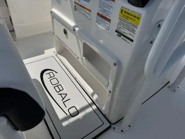 Slide: The Image of Robalo CENTER CONSOLE R200 2025 - 19