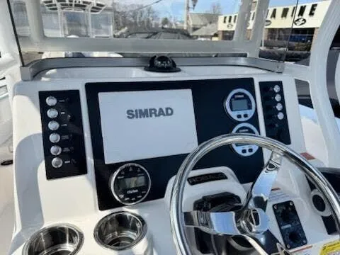 Slide: The Image of Robalo CENTER CONSOLE R200 2025 - 3