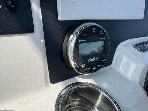 Slide: The Image of Robalo CENTER CONSOLE R200 2025 - 5