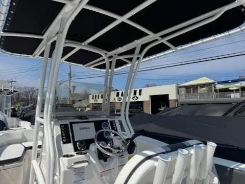 Slide: The Image of Robalo CENTER CONSOLE R200 2025 - 6