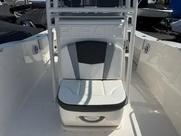 Slide: The Image of Robalo CENTER CONSOLE R200 2025 - 7