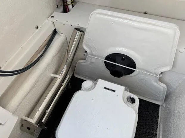 Slide: The Image of Robalo CENTER CONSOLE R200 2025 - 9