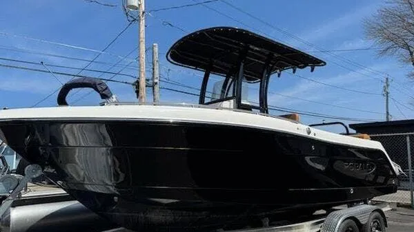 The Image of Robalo R222 Center Console 2025 - 1