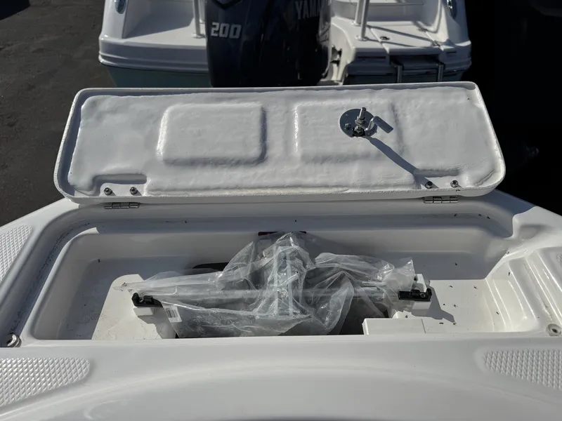 Slide: The Image of Robalo Explorer R222EX 2025 - 6