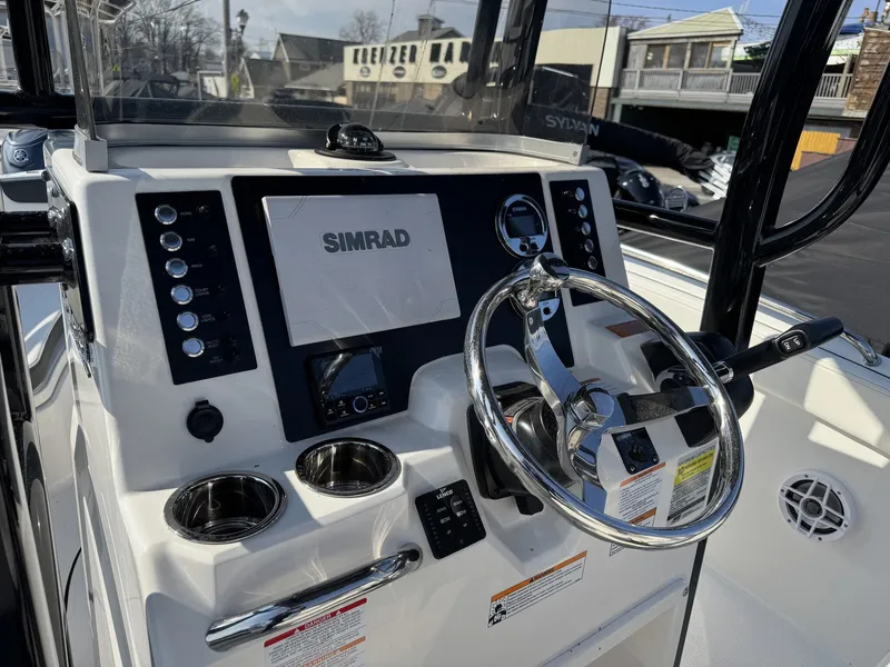 Slide: The Image of Robalo Explorer R222EX 2025 - 7