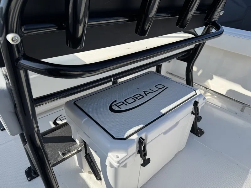 Slide: The Image of Robalo Explorer R222EX 2025 - 8