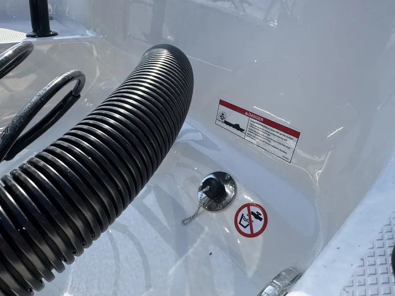 Slide: The Image of Robalo Explorer R222EX 2025 - 9