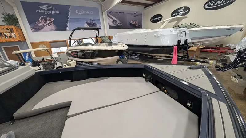 Slide: The Image of Starcraft Titan 190 FXS 2026 - 11