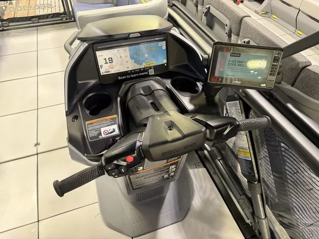 Slide: The Image of Sea-Doo Switch Cruise Limited™ 18 - 300 Hp Painted 2026 - 16