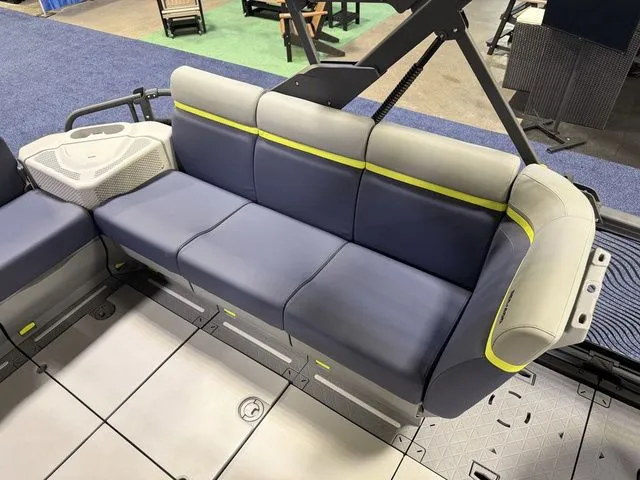 Slide: The Image of Sea-Doo Switch Cruise Limited™ 18 - 300 Hp Painted 2026 - 9