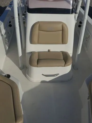 Slide: The Image of NauticStar 211 Hybrid 2019 - 13