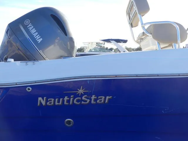 Slide: The Image of NauticStar 211 Hybrid 2019 - 7