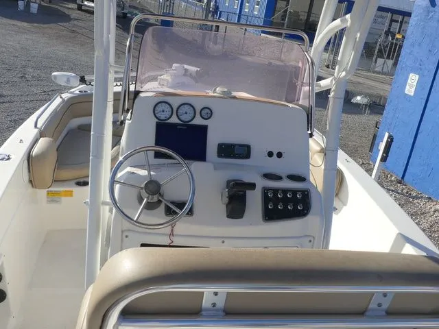 Slide: The Image of NauticStar 211 Hybrid 2019 - 8