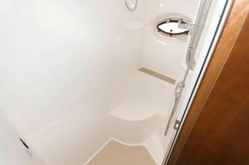 Slide: The Image of Shower area of 2007 Cruisers Yachts 415 Express Motoryacht. - 23