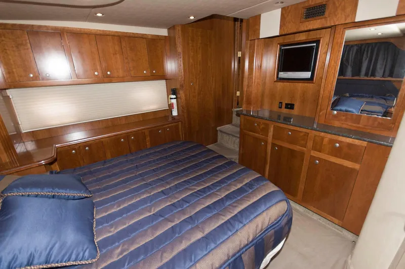 Slide: The Image of Luxurious cabin of the 2007 Cruisers Yachts 415 Express Motoryacht. - 17