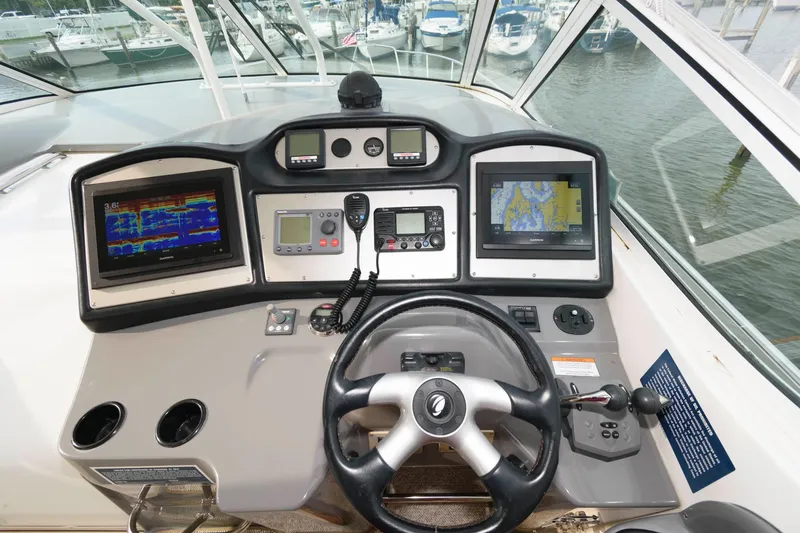 Slide: The Image of Helm of 2007 Cruisers Yachts 415 Express Motoryacht in harbor. - 5