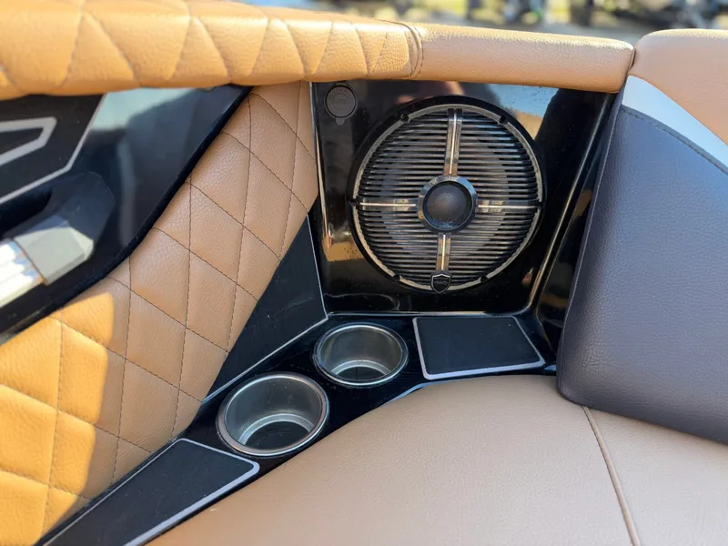 Slide: The Image of Tigé 24RZX 2022 - 11