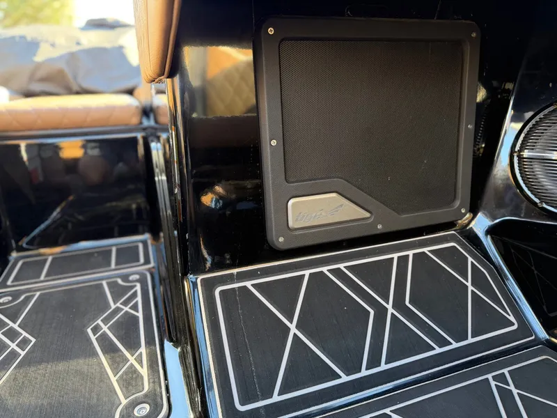 Slide: The Image of Tigé 24RZX 2022 - 14