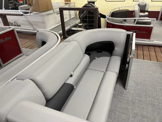 Slide: The Image of Sun Tracker Party Barge 20 DLX 2026 - 28