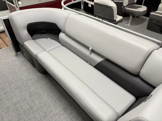 Slide: The Image of Sun Tracker Party Barge 20 DLX 2026 - 29