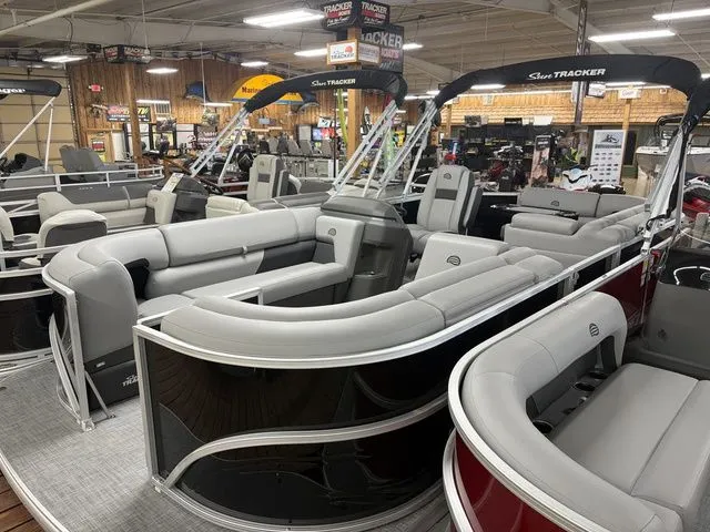 Slide: The Image of Sun Tracker Party Barge 20 DLX 2026 - 34